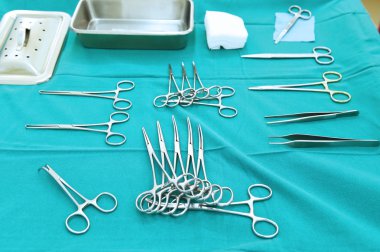 Sterilize edilmiş cerrahi aletlerin detaylı görüntüsü.