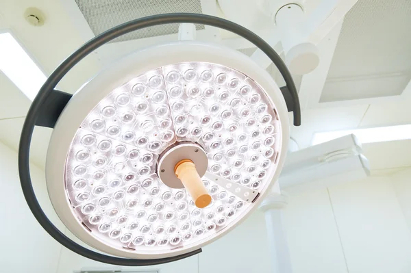 Ameliyat odasında cerrahi lambalar