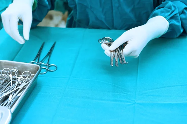 손에 연장을 쥐고 흉골 수술 기구의 세부 사진 — 스톡 사진