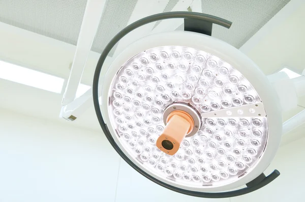 Ameliyat odasında cerrahi lambalar