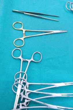 Sterilize edilmiş cerrahi aletlerin detaylı görüntüsü.