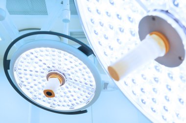 operasyon odasında iki ameliyat lambaları