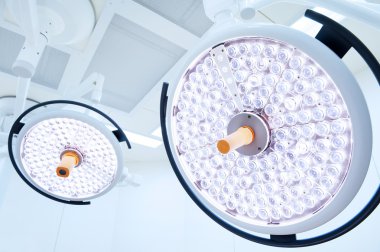 Seçmeli renk tekniği ve aydınlatma sanat ile operasyon odasında iki cerrahi lamba al