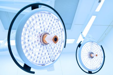 operasyon odasında iki ameliyat lambaları