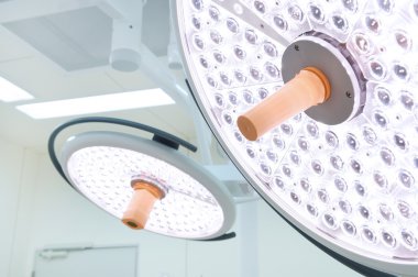 Seçmeli renk tekniği ve aydınlatma sanat ile operasyon odasında iki cerrahi lamba al