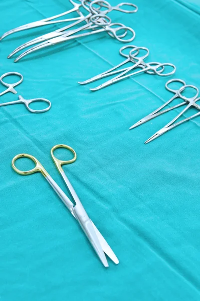 Dettaglio scatto di strumenti chirurgici sterizzati con una mano che afferra uno strumento — Foto Stock