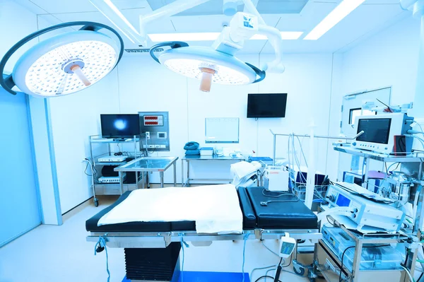 Equipment and medical devices in modern operating room — Stock Photo, Image