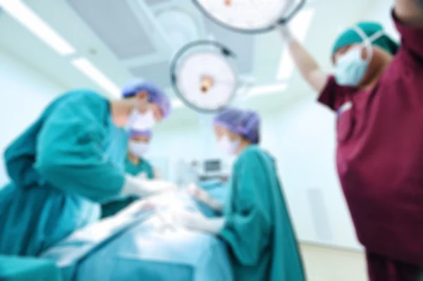 Sfocatura del gruppo di chirurgia veterinaria in sala operatoria — Foto Stock