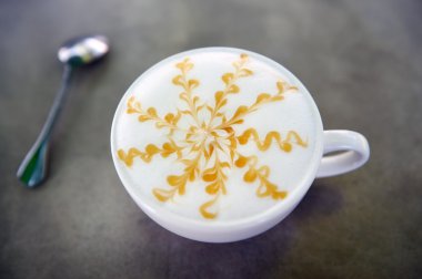 Bir fincan sütlü kahve.