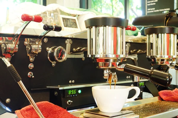 准备杯咖啡的咖啡机 — 图库照片
