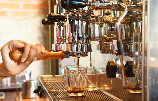 Koffiezetapparaat voorbereiding kopje koffie — Stockfoto