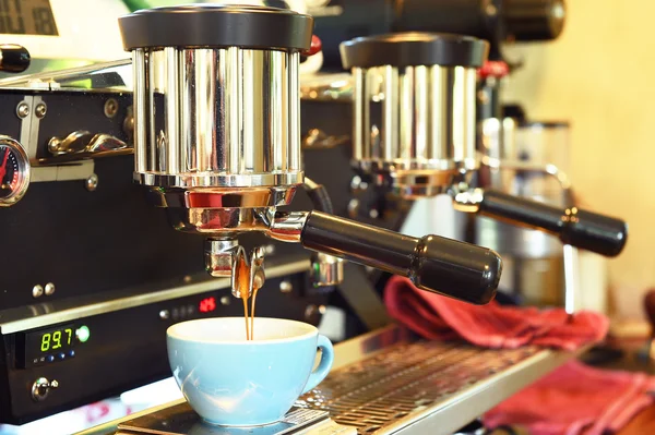 Cafetera preparando taza de café — Foto de Stock