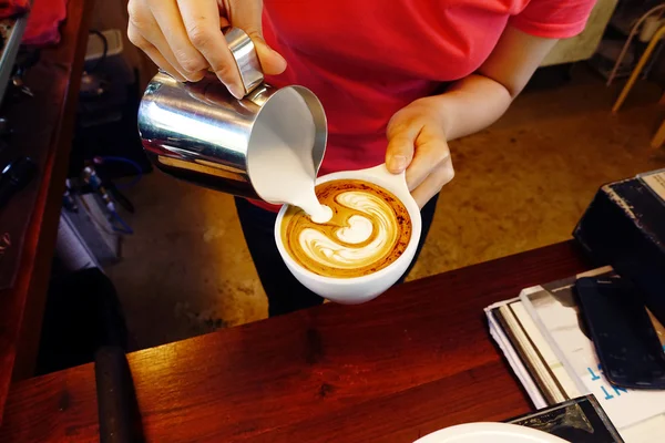 Ένα φλιτζάνι καφέ latte art — Φωτογραφία Αρχείου