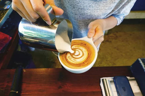 Ένα φλιτζάνι καφέ latte art — Φωτογραφία Αρχείου