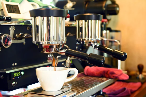 Macchina da caffè preparazione tazza di caffè — Foto Stock