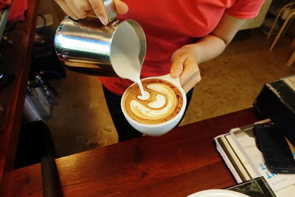 Ένα φλιτζάνι καφέ latte art — Φωτογραφία Αρχείου
