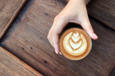 Bir fincan sütlü kahve.