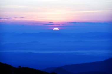 Dağın üzerinde renkli günbatımı