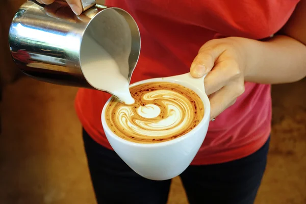 Ένα φλιτζάνι καφέ latte art — Φωτογραφία Αρχείου