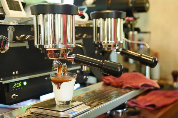 Coffee machine preparing cup of coffee — Stock Photo, Image