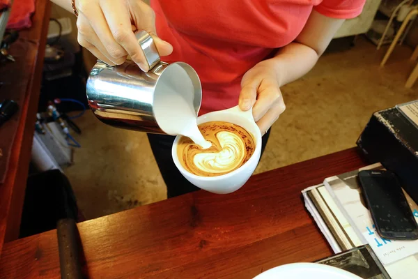 Ένα φλιτζάνι καφέ latte art — Φωτογραφία Αρχείου