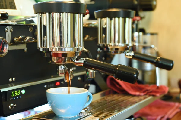 Kahve makinesi kahve hazırlama — Stok fotoğraf