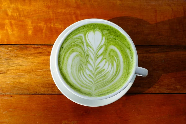 Bir fincan yeşil çay, matcha latte. — Stok fotoğraf