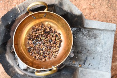 Kahve çekirdekleri tavada kavurma