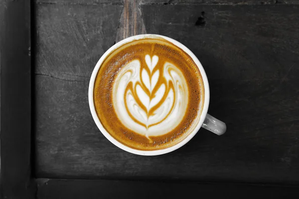 Csésze kávé, fából készült háttér latte art — Stock Fotó
