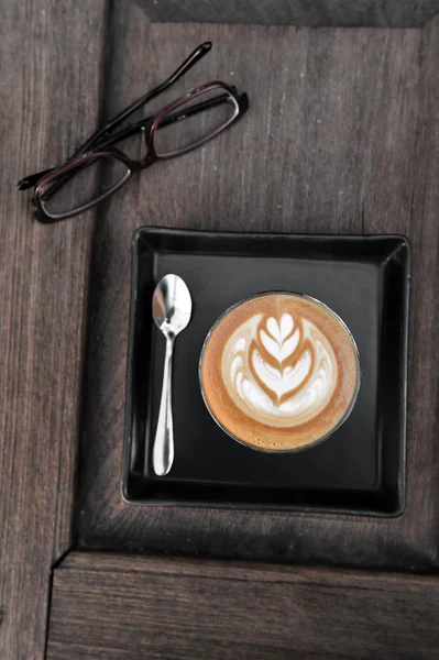 Csésze kávé, fából készült háttér latte art — Stock Fotó