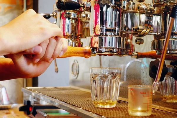 Koffiezetapparaat voorbereiding kopje koffie — Stockfoto