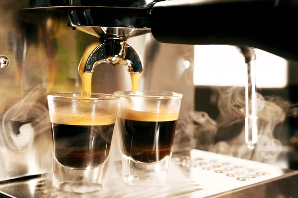 Máquina de café preparando xícara de café — Fotografia de Stock