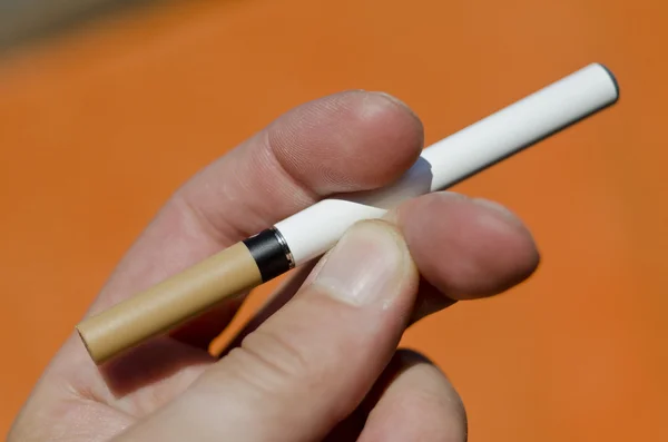 Elektronik sigara, bir sigara işlevlerini taklit eden bir aygıt