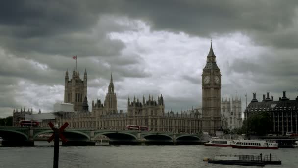 Elizabeth Tower (big ben) e o Palácio de Westminster — Vídeo de Stock