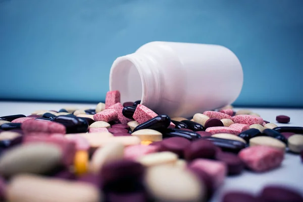 Garrafa Plástico Medicamentos Jogando Pílulas Diferentes Tipos — Fotografia de Stock