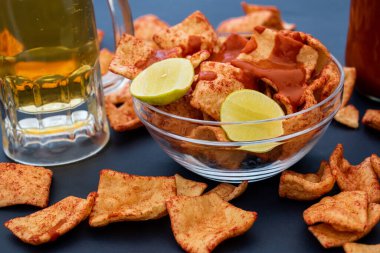 Bir kase dolusu soslu ve limonlu atıştırmalık.