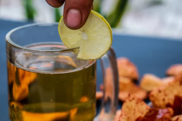 Cerrar Vaso Cerveza Con Rodaja Limón —  Fotos de Stock