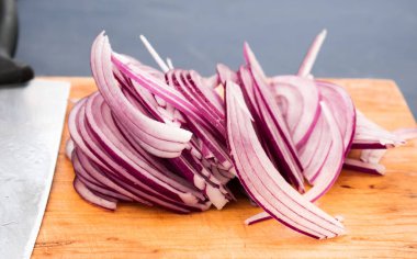 Tahta üzerinde ince dilimler halinde kesilmiş soğana yakın çekim