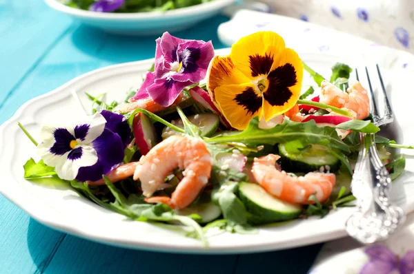 夏季沙拉配芝麻菜、 萝卜、 黄瓜、 虾 — 图库照片