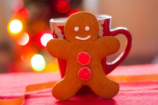 Zencefilli kurabiye adam arka plan Noel ağacı üzerinde