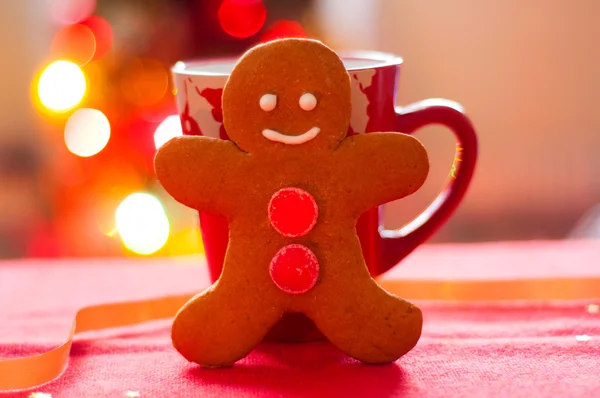 The gingerbread man on the background of the Christmas tree — Stock Photo, Image
