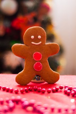 Zencefilli kurabiye adam arka plan Noel ağacı üzerinde