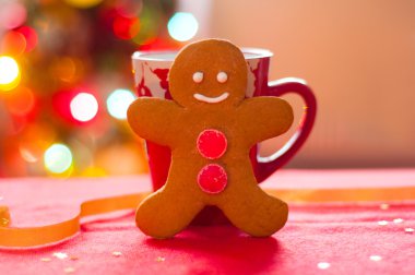 Zencefilli kurabiye adam arka plan Noel ağacı üzerinde