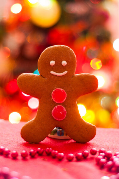 The gingerbread man on the background of the Christmas tree