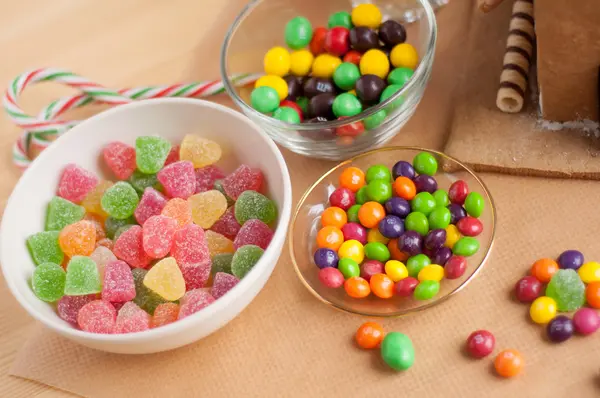 Bir kurabiye evi dekore etmek için şeker