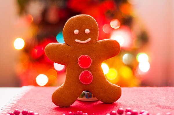 The gingerbread man on the background of the Christmas tree