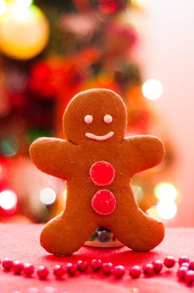 The gingerbread man on the background of the Christmas tree