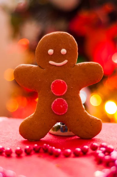 El hombre de jengibre en el fondo del árbol de Navidad —  Fotos de Stock