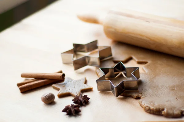 Yıldız şekli ve baharat zencefilli kurabiye hamur rulo