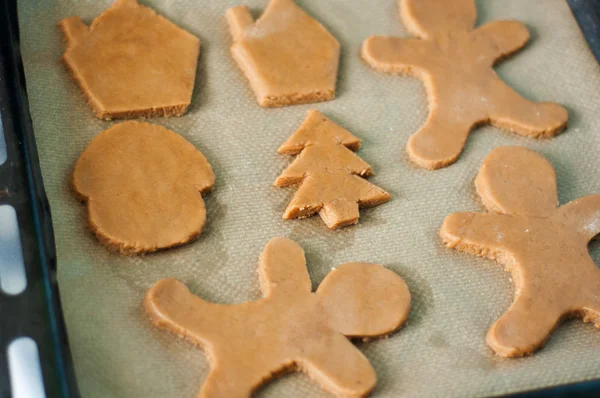 Hamur bisküvi fırın tepsisine kesmek